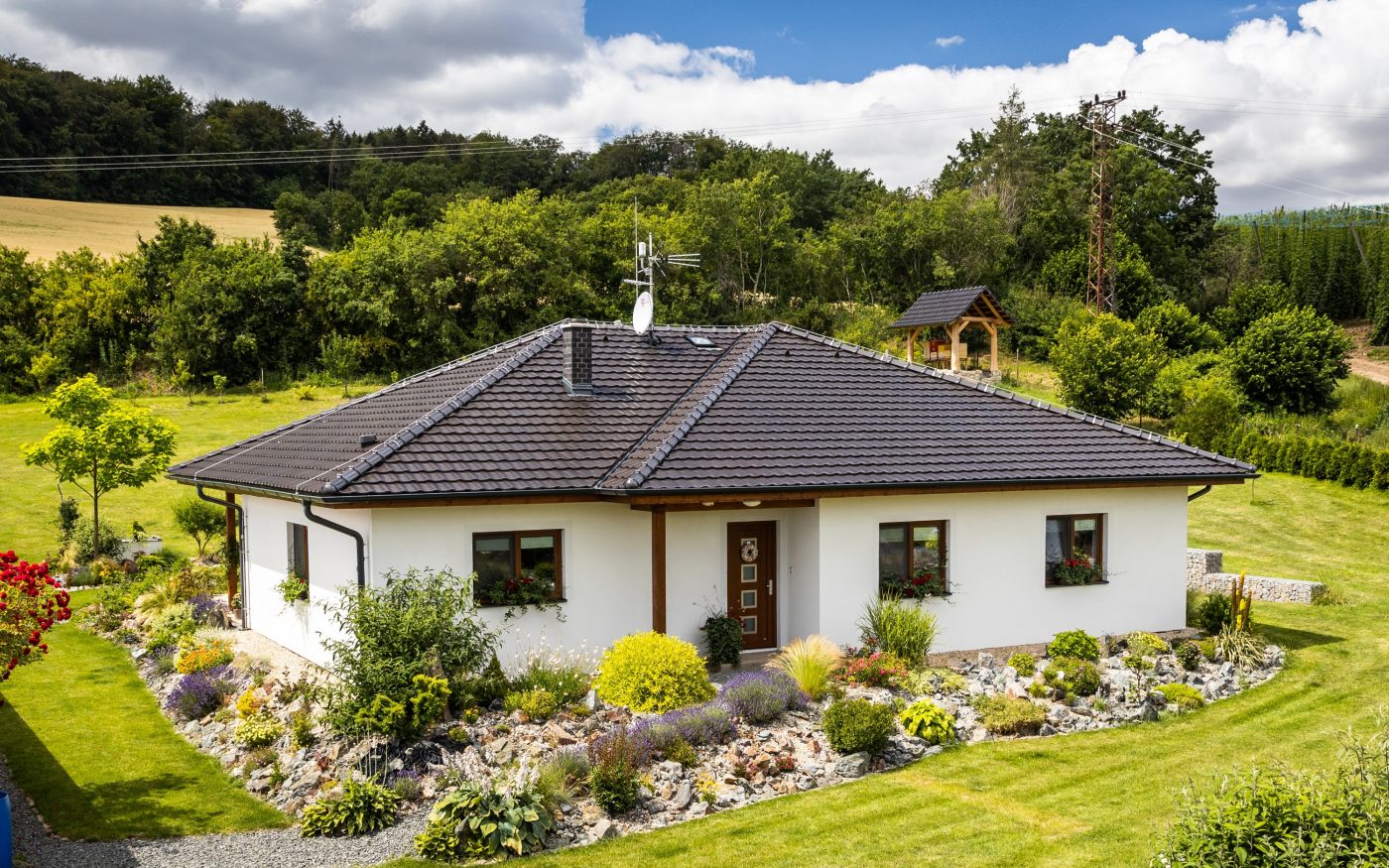 Fotografie reference rodinného domu pohled z ulice - Středočeský kraj 2018 - střešní krytina Tondach Stodo 12 - glazura břidlicově černá | Wienerberger