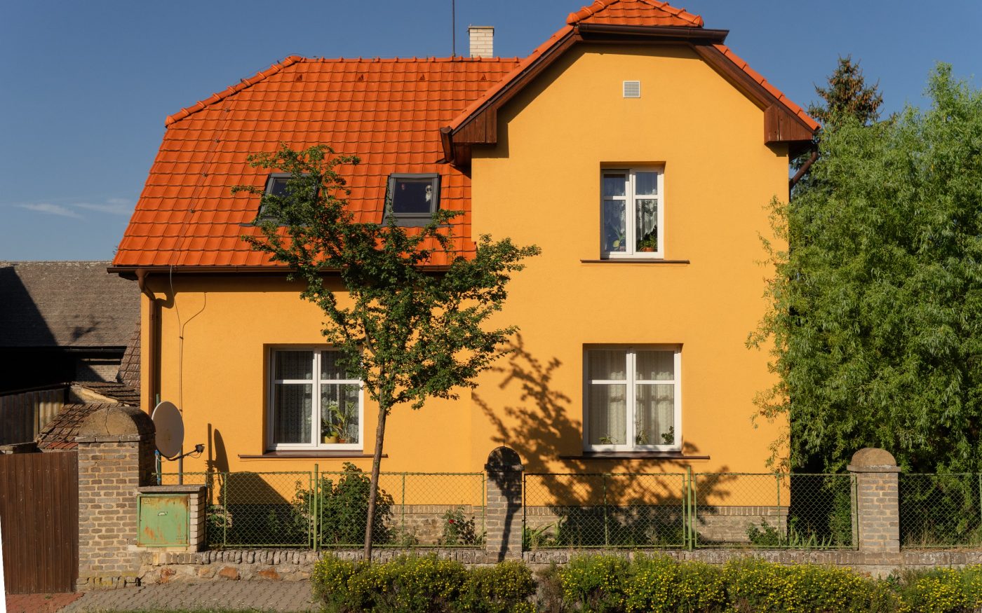 Pohled z ulice na rodinný dům - Kraj Vysočina - Stodo 12 Režná | Wienerberger