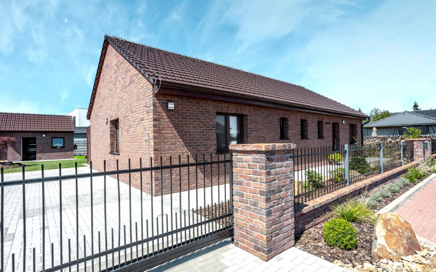 Fotografie reference rodinného domu z pohledu ulice - použité produkty Terca, Porotherm, Tondach | Ústecký kraj | 2020 | Reference Wienerberger