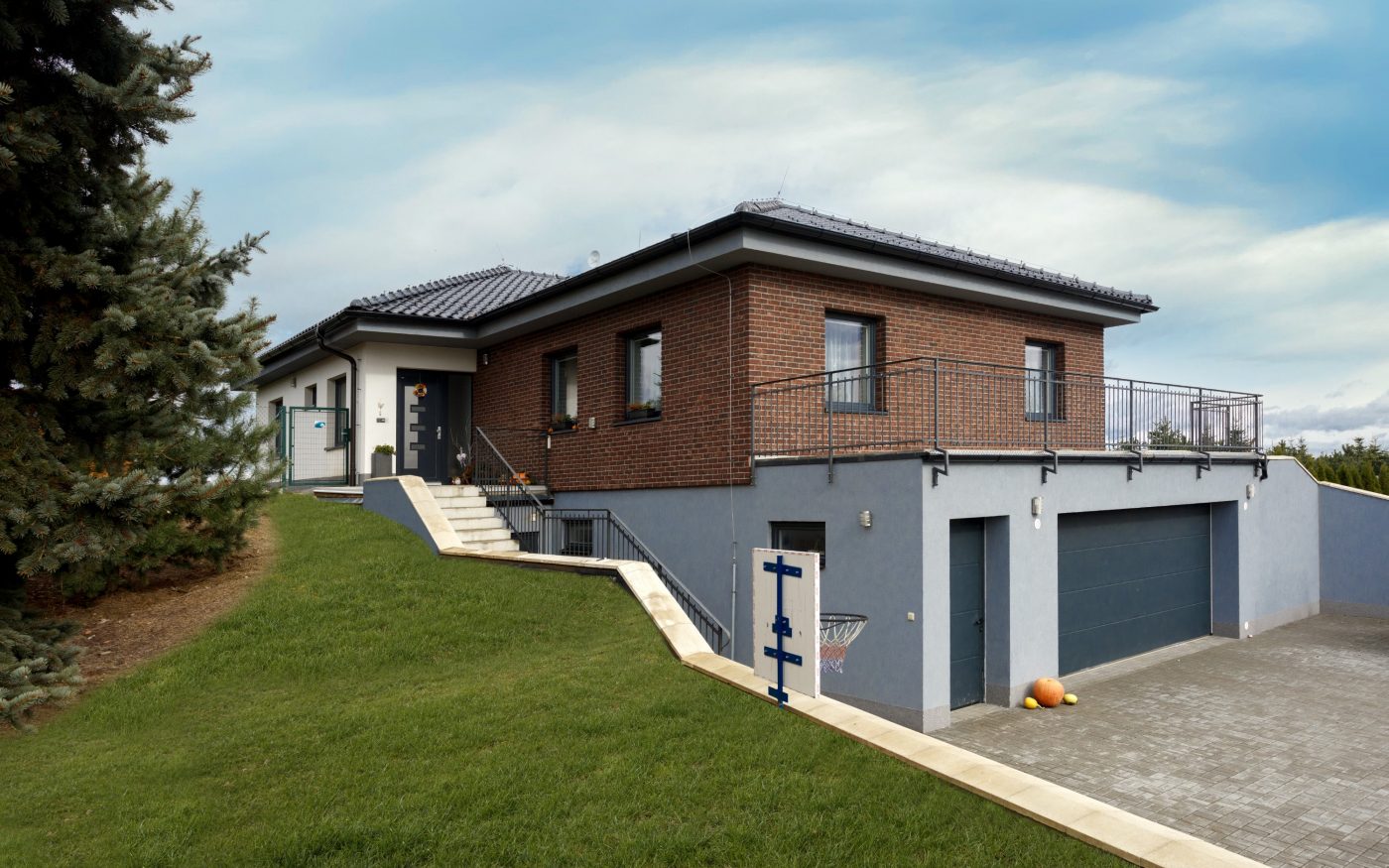 Fotografie reference rodinného domu - Vysočina 2020 - Cihly Porotherm 38 T Profi a střešní tašky Tondach, lícové cihly Terca Blue Velvet | Wienerberger