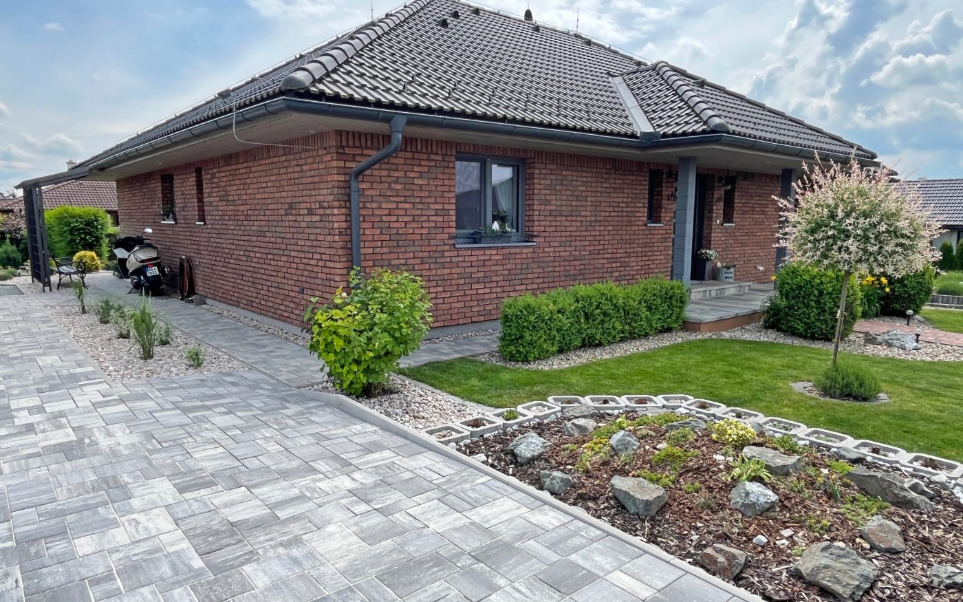 Rodinný dům s lícovými cihly Kastanjebruin a dlžabou citytop elegant kombi bíločerná