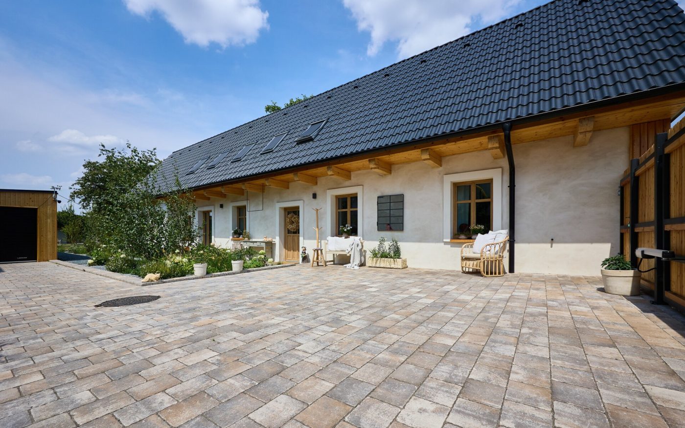 Rodinný dům s dlažbou Semmelrock Appia antica, lávově šedá melírovaná