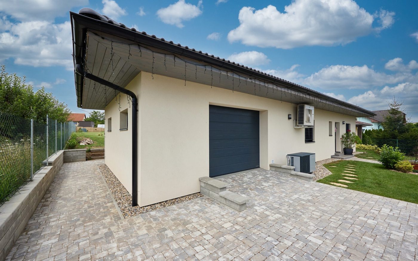 Rodinný dům s dlažbou Bellano antico a plotem Rivago