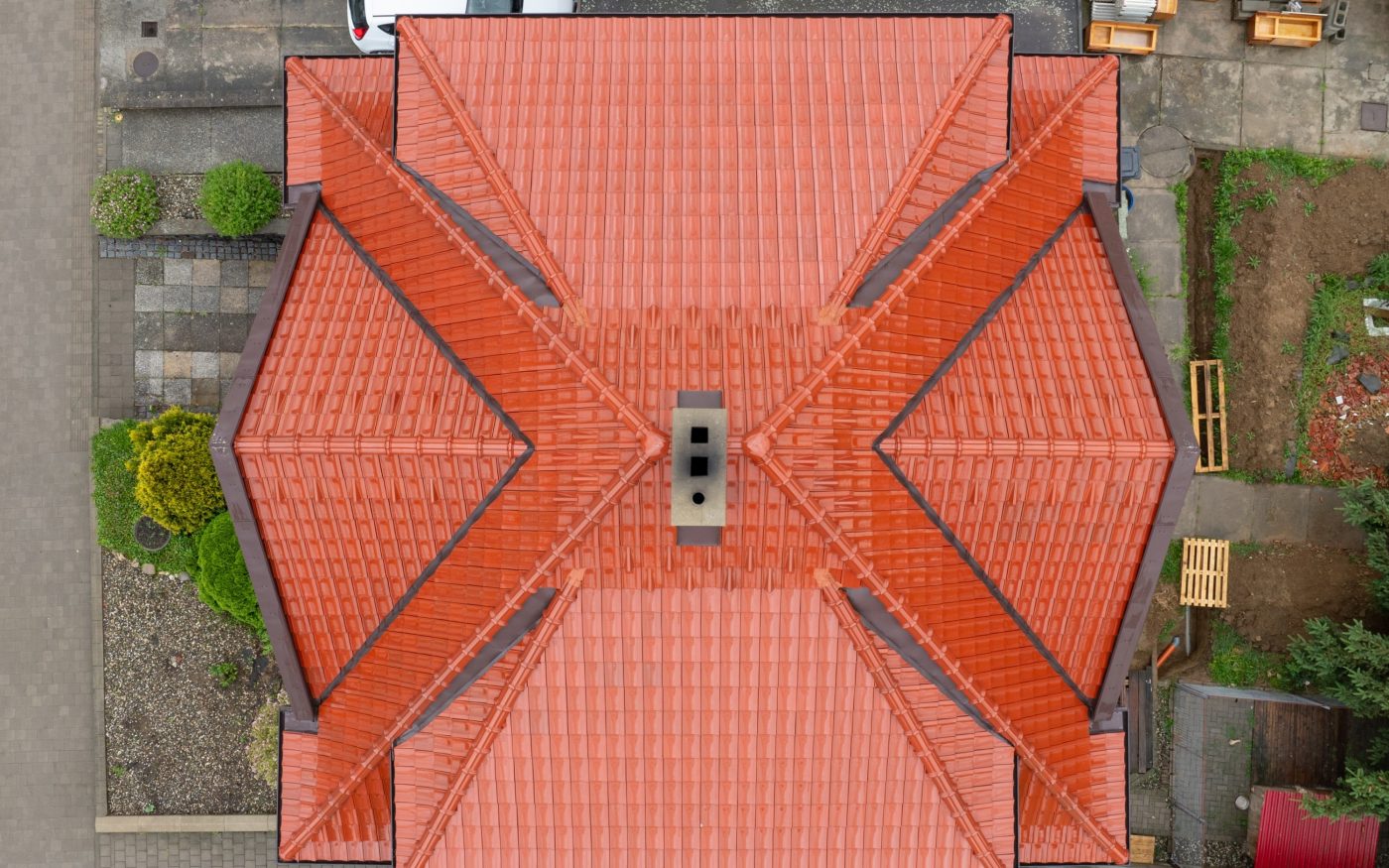 Rodinný dům a střešní tašky Tondach Contiton 12 glazura Amadeus natur