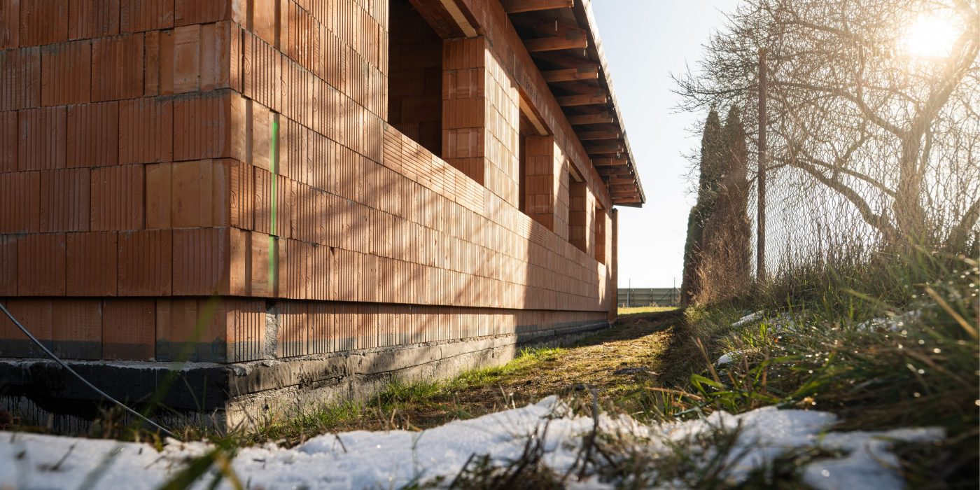 Každý dům začíná pořádnou cihlou