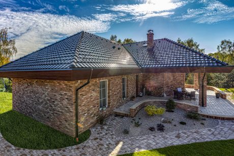 Reference rodinný dům Karlovarský kraj 2019 - střešní krytina Tondach Stodo 12 glazura Amadeus černá & Porotherm 44 EKO + Profi & Terca Renaissance | Wienerberger