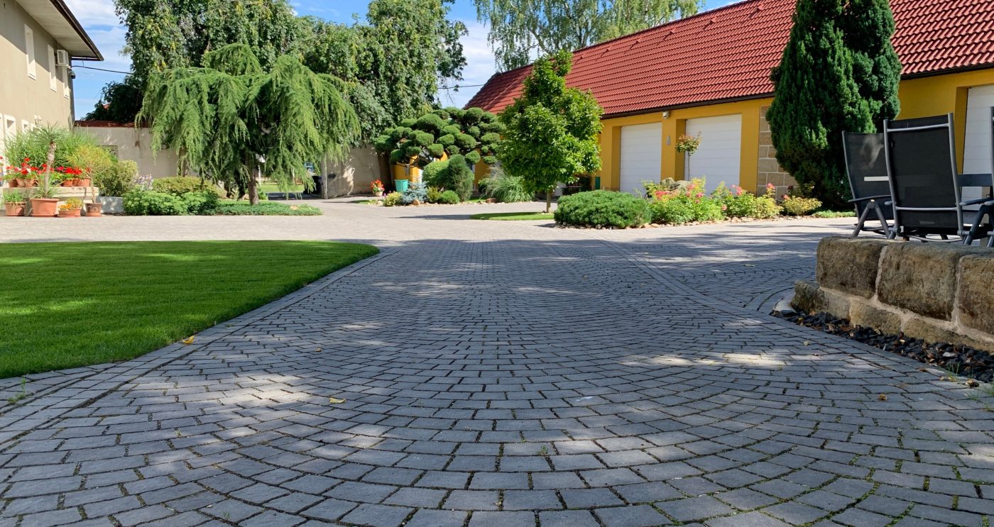 Reference rodinne domy Melnik dlazba ARTE sedocerna stinovana