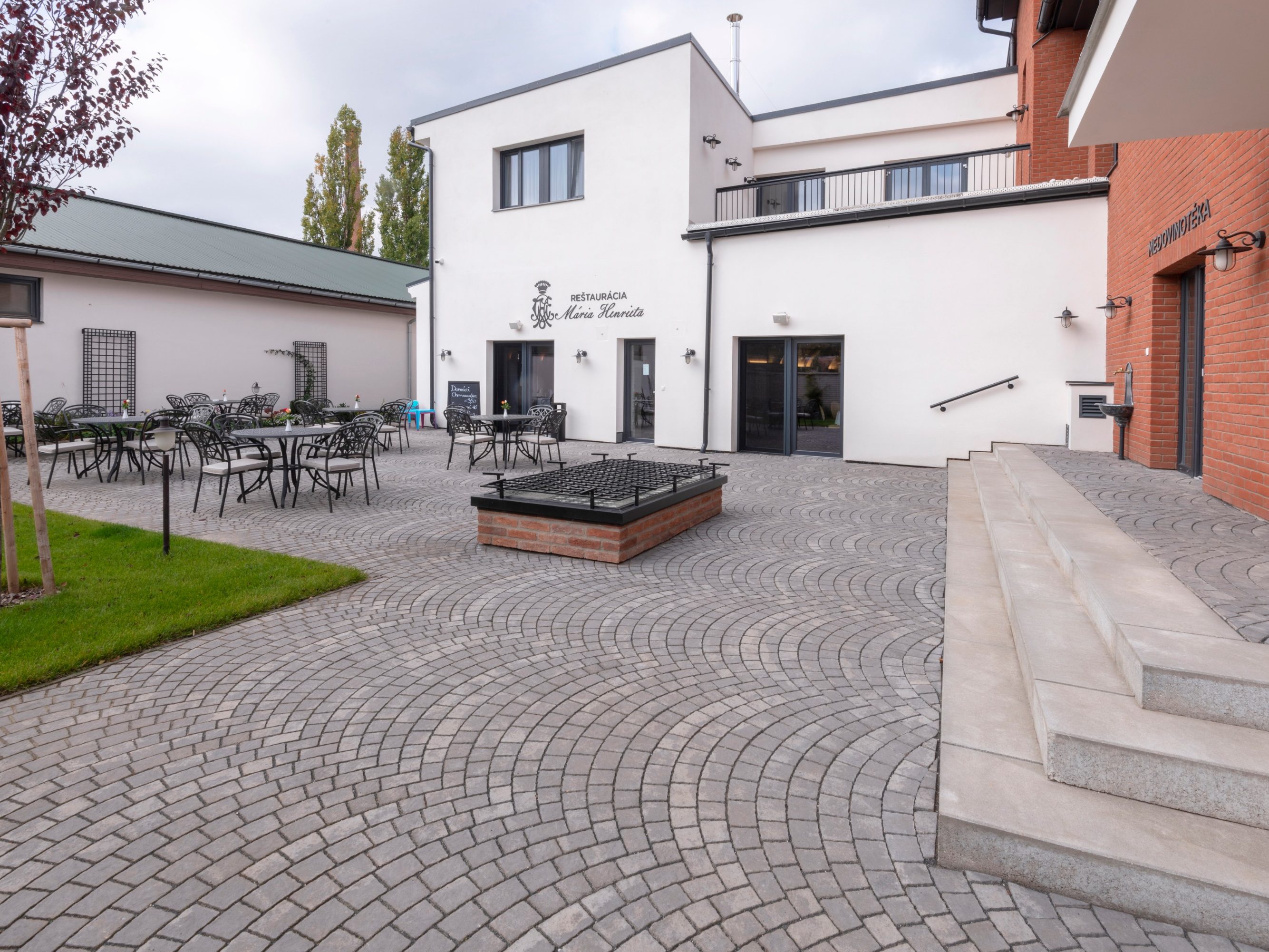 Arte pražská kostka šedočerná stínovaná