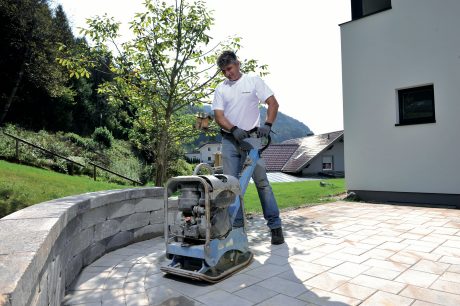 Pokládka betonové dlažby - finální hutnění vibrační deskou