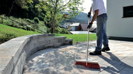 Pokládka betonové dlažby - zapískování položené dlažby