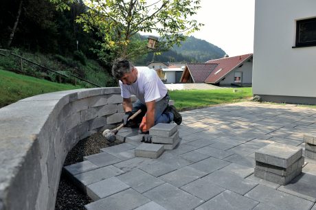 Pokládka betonové dlažby - řešení koncových detailů