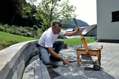 Pokládka betonové dlažby - řešení koncových detailů