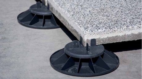 Foto pokládka dlaždic na terče