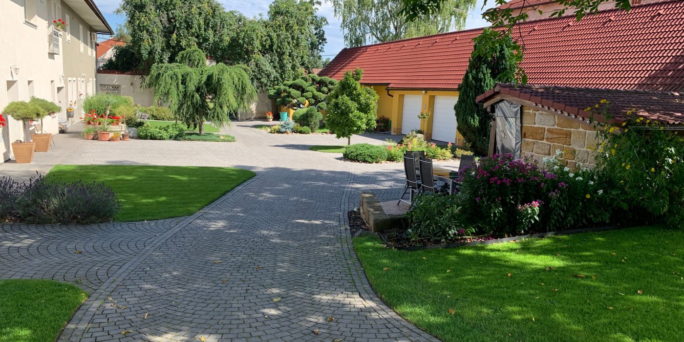 Reference rodinne domy Melnik dlazba ARTE sedocerna stinovana