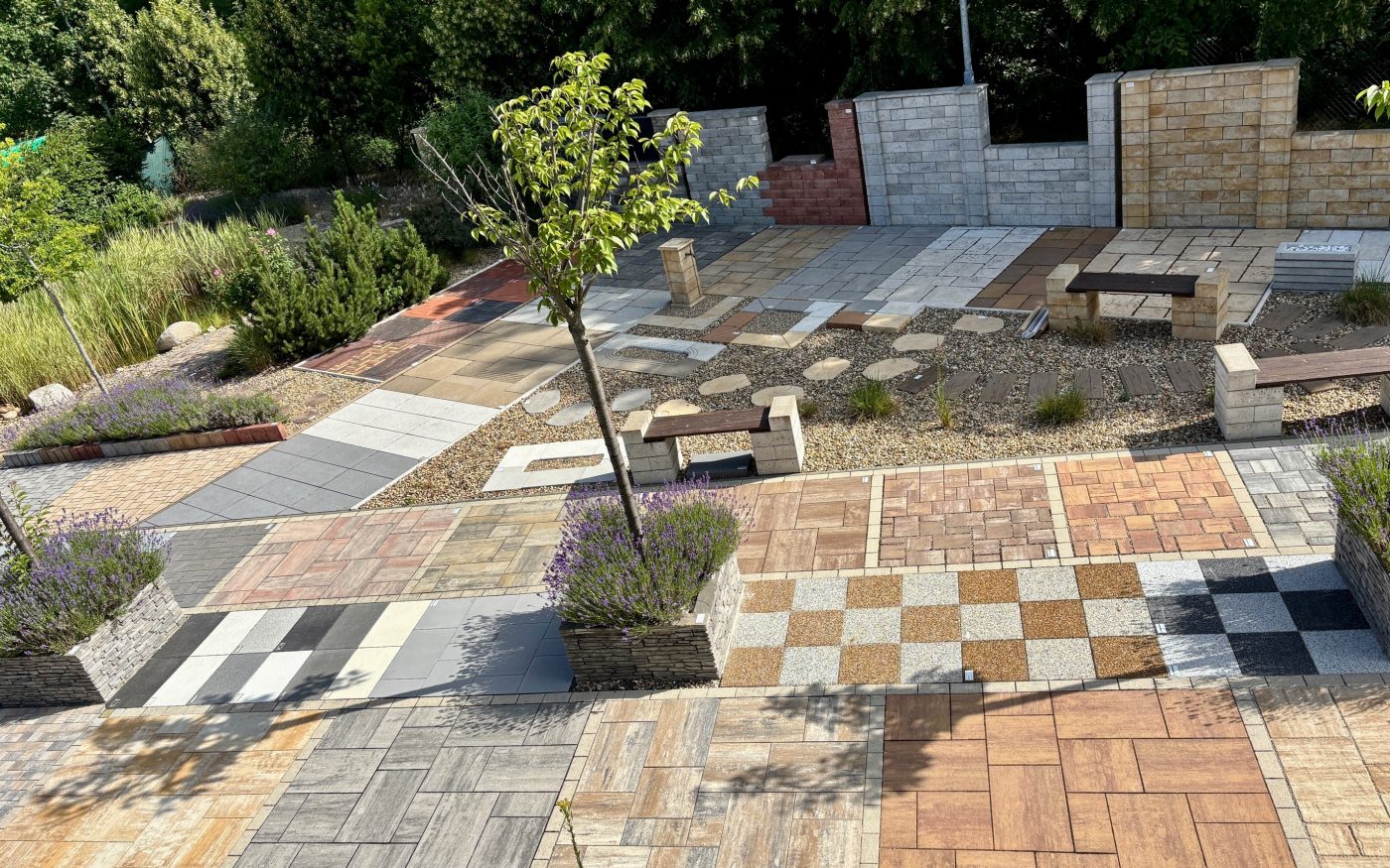 Semmelrock inspirace vzorová zahrada Ledčice | wienerberger