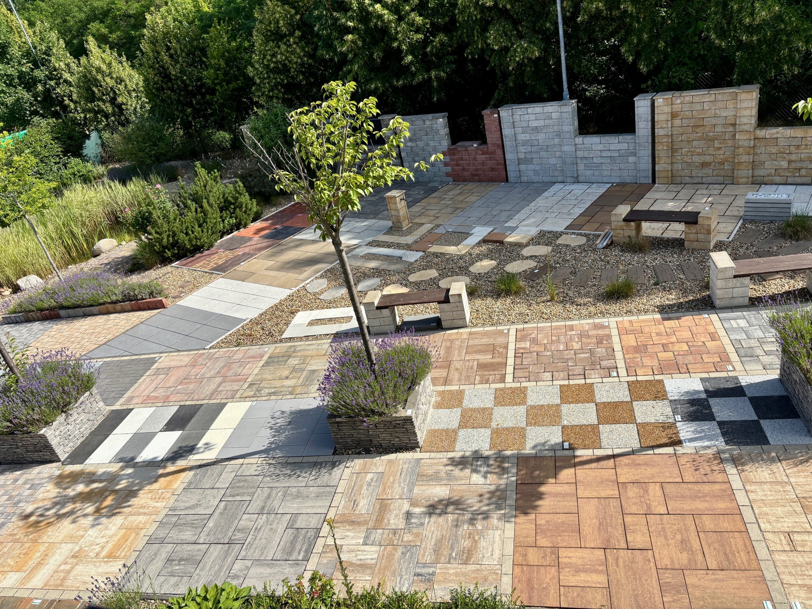 Semmelrock inspirace vzorová zahrada Ledčice | wienerberger