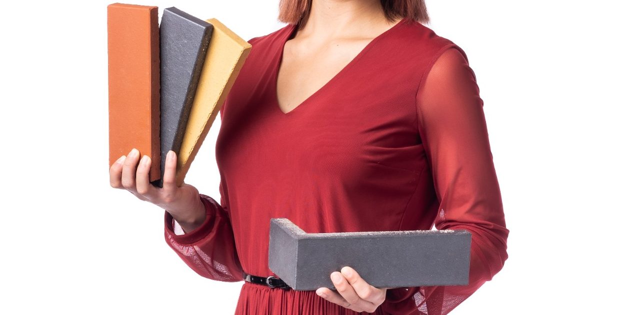 Mladá žena s obkladovými pásky Terca Klinker