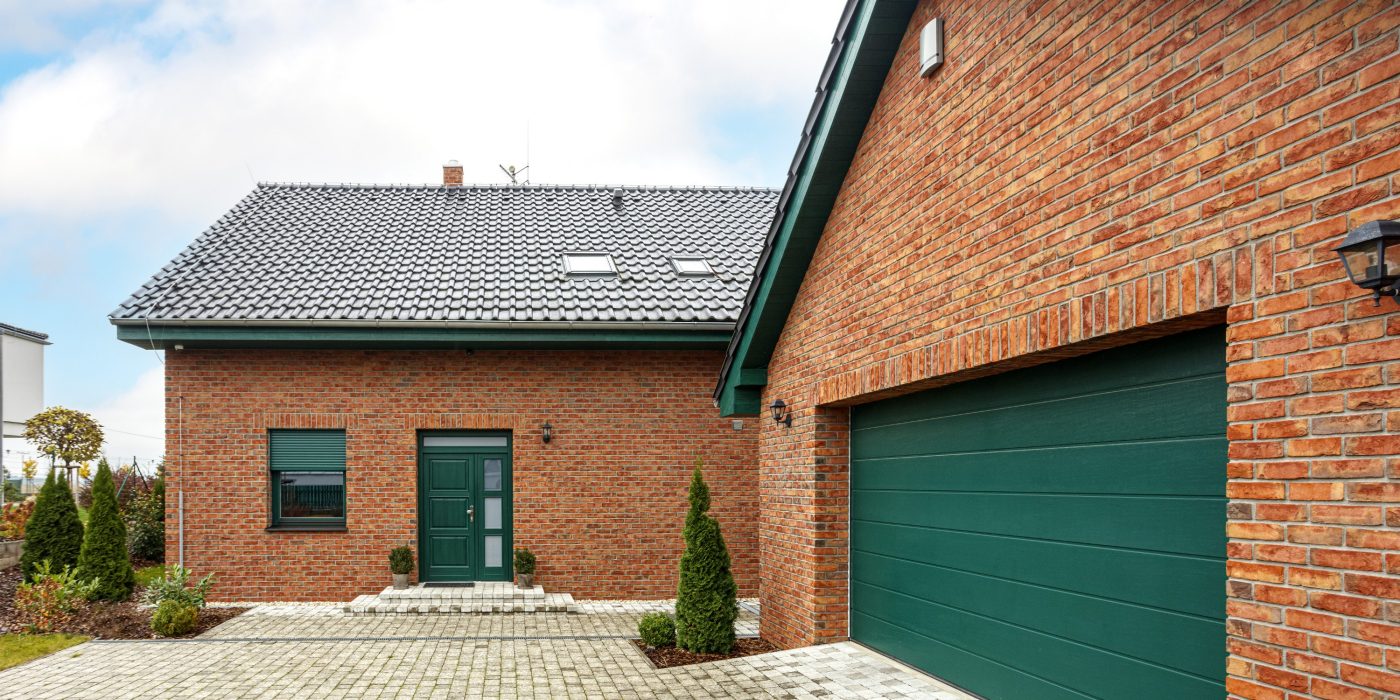 Rodinný dům Plzeňský kraj 2018 | Reference Terca a Tondach - lícové cihly Terca Trentino se šedou spárou a střešní taška Tondach Samba 11 antracit