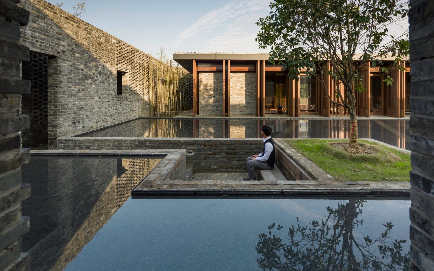 Tsingpu Yangzhou Retreat. Brick Award 22 Category "Building outside the box". neri & hu design and research office. Courtyard view
