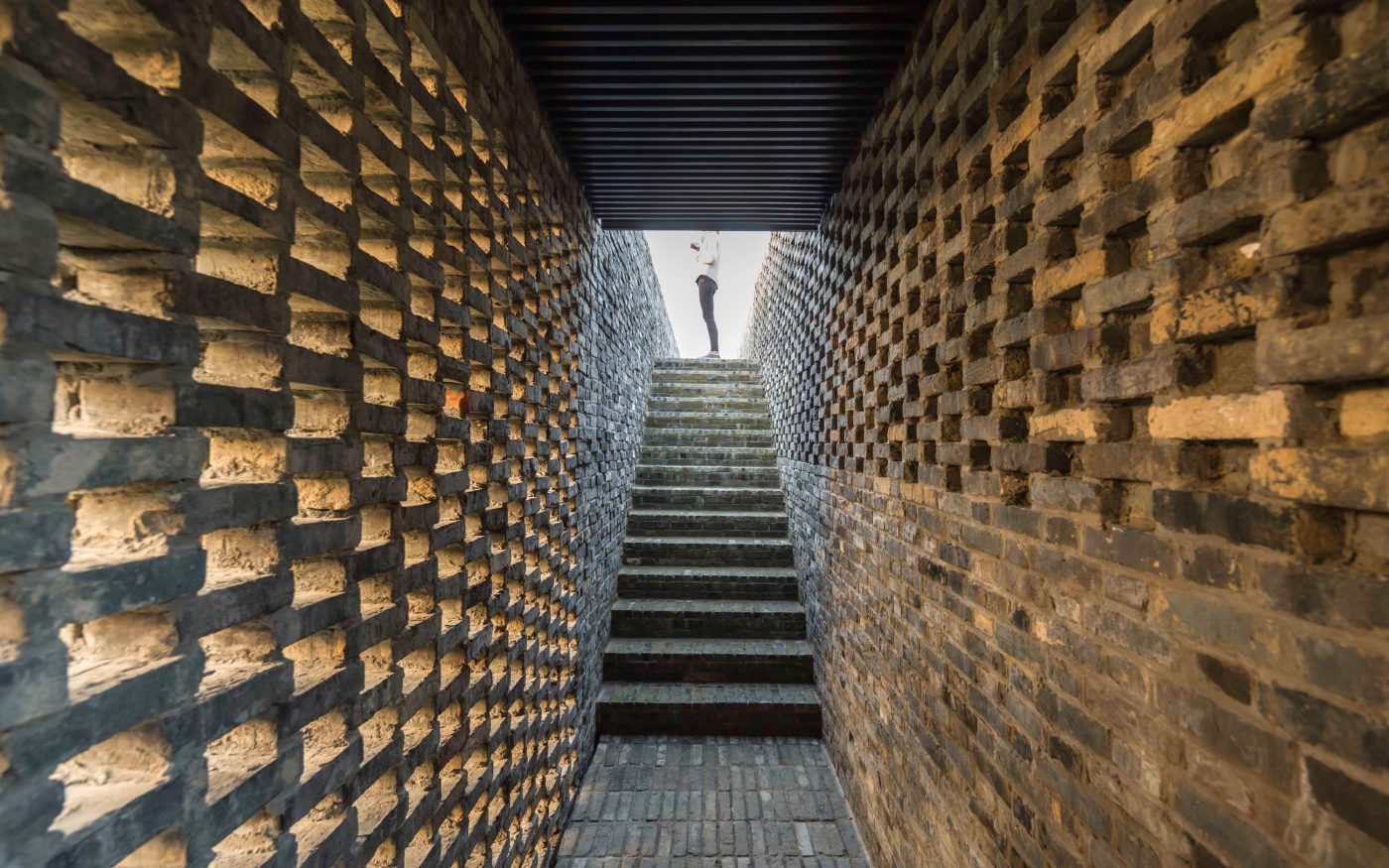 Tsingpu Yangzhou Retreat. Brick Award 22 Category "Building outside the box". neri & hu design and research office. Hallway view