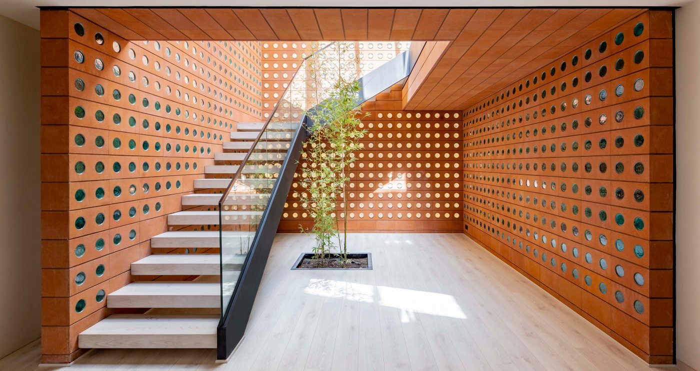 Kohan Ceram Central Office. Brick Award 22 Category "Working together". Hooba Design. Hallway view