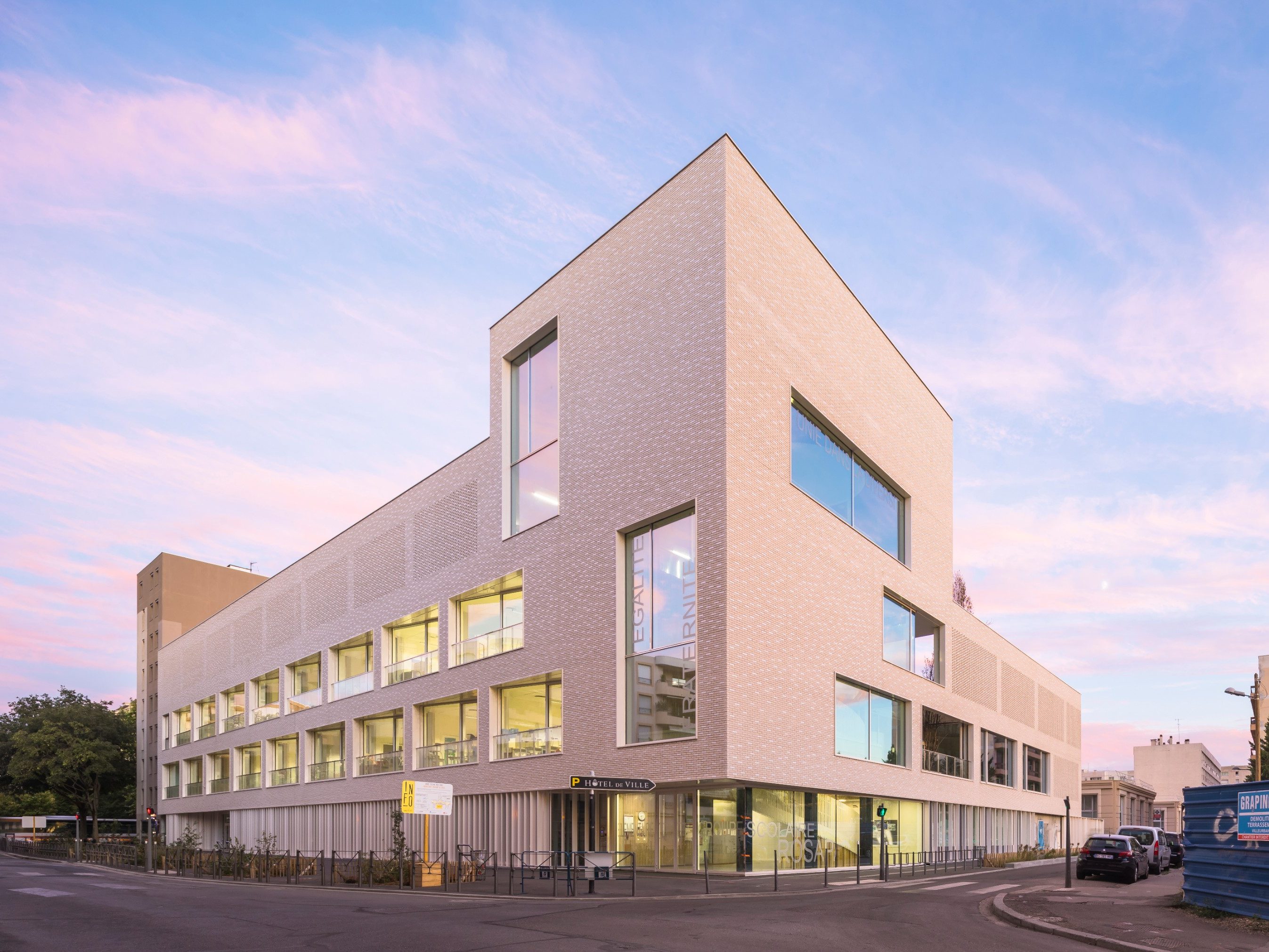 Rosa Parks school complex. Brick Award 22 Category "Sharing public spaces". Brenac&Gonzalez&Associ�s. Outside view
