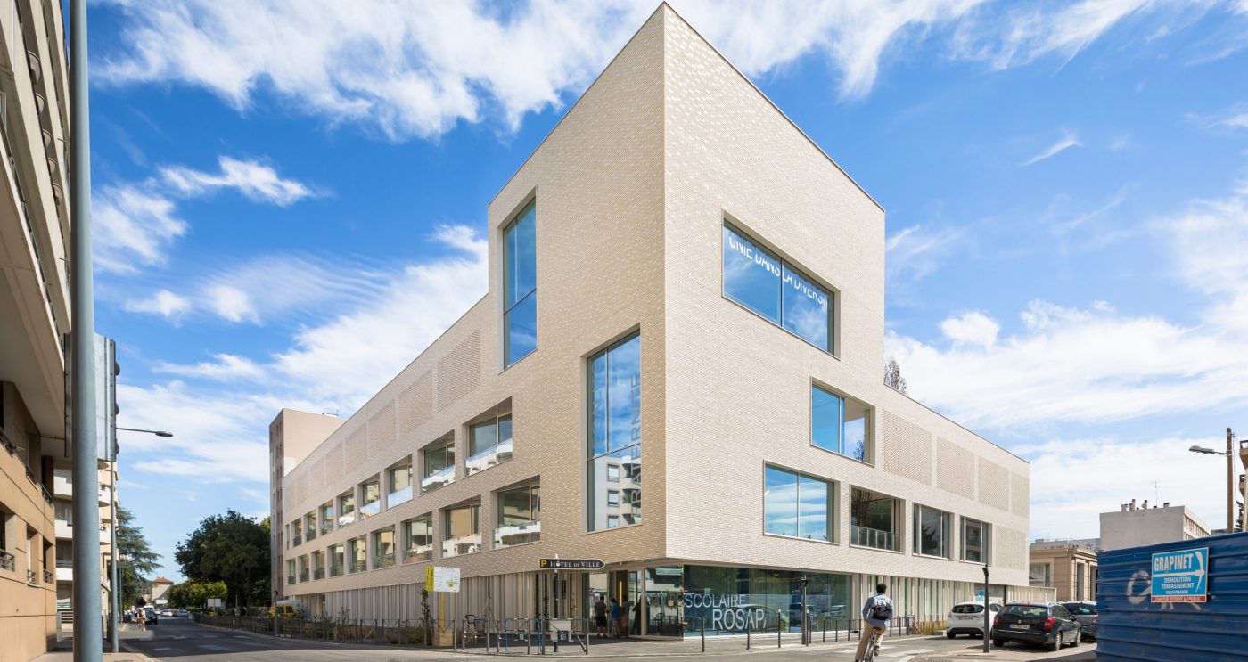Fotografie cihlového školního komplexu Rosa Park nominovaného v architektonické soutěži Brick Award 2022