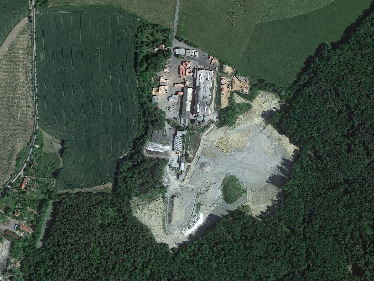 Letecký snímek výrobního závodu Holice, Zdroj: Googlemaps.cz
