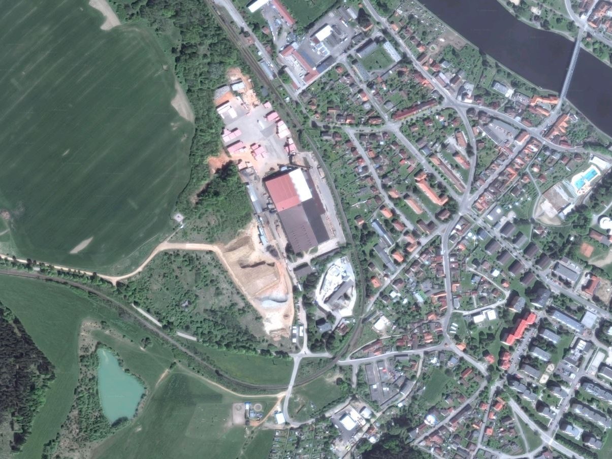 Letecký snímek výrobního závodu Týn nad Vltavou, Zdroj: Googlemaps.cz