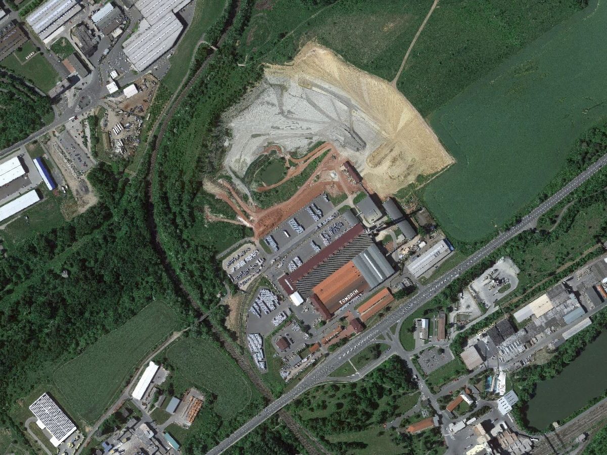 Letecký snímek výrobního závodu Hranice, Zdroj: Googlemaps.cz