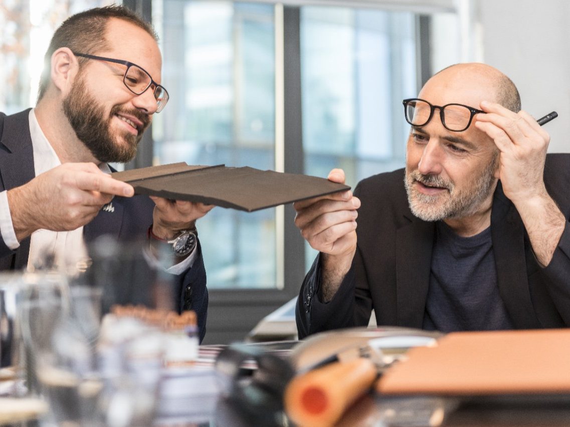 Žena s dcerou sedící na podlaze v popředí cihla Porotherm T Profi s šálkem čaje
