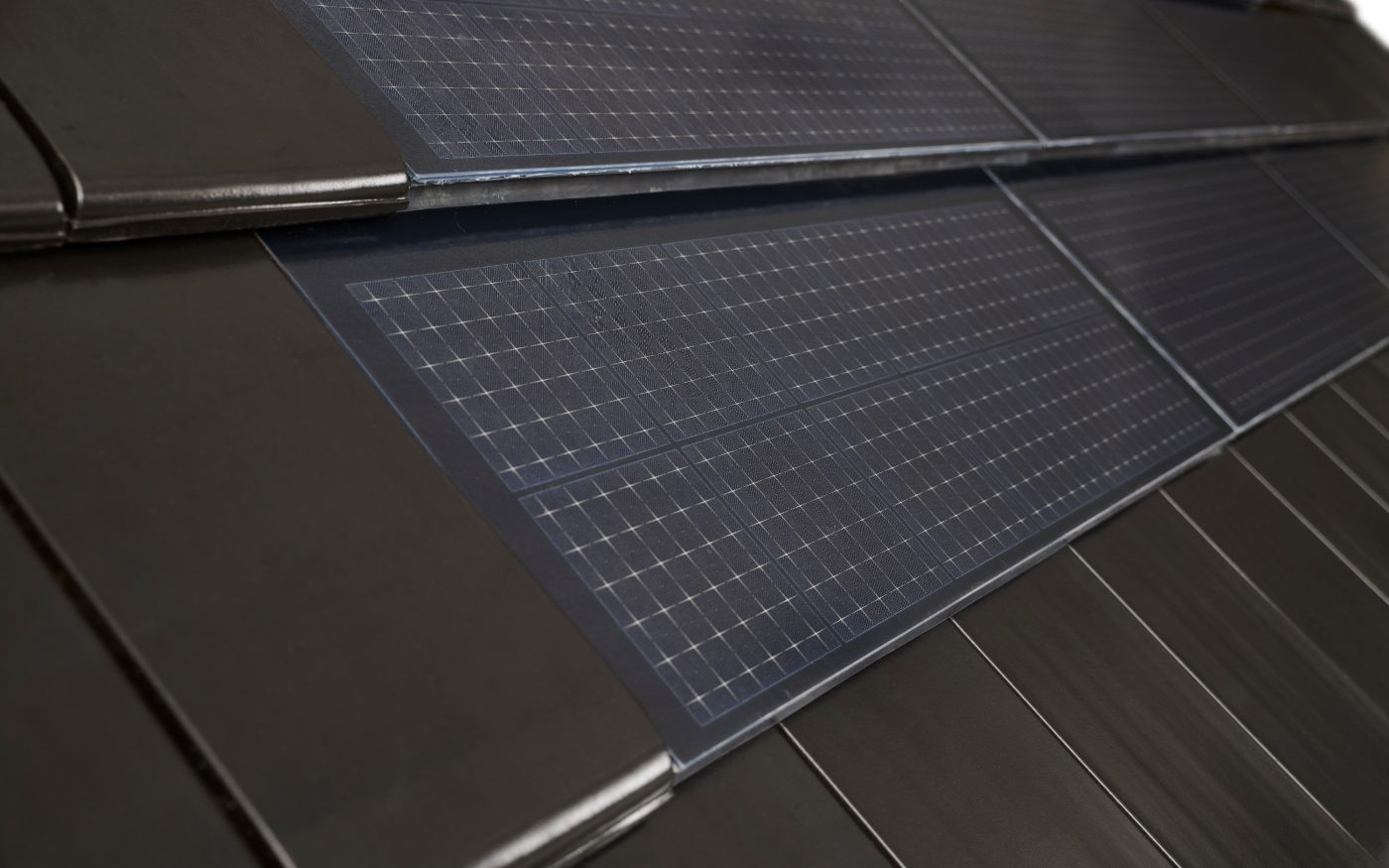 Fotografie fotovoltaiky - fotovoltaické moduly X-Tile 63 Wp BL