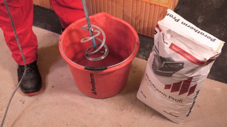 Aplikace tenkovrstvé malty Porotherm Profi pomocí válečku Porotherm Easy 180