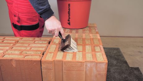 Aplikace tenkovrstvé malty Porotherm Profi pomocí válečku Porotherm Easy 180
