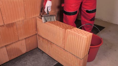 Aplikace tenkovrstvé malty Porotherm Profi pomocí válečku Porotherm Easy 180