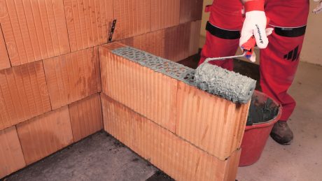 Aplikace tenkovrstvé malty Porotherm Profi pomocí válečku Porotherm Easy 180