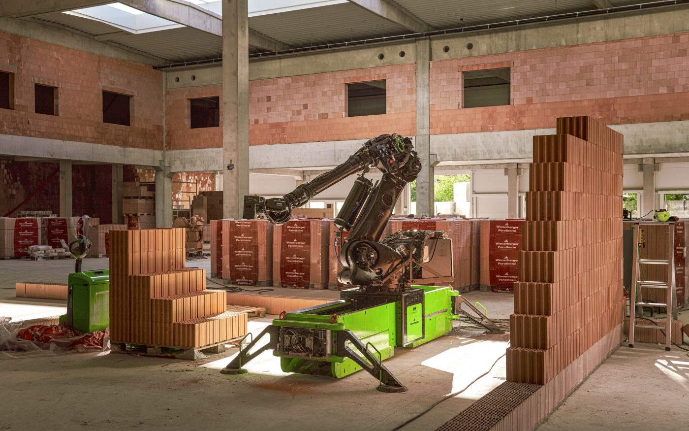 Zdící robot poprvé na stavbě