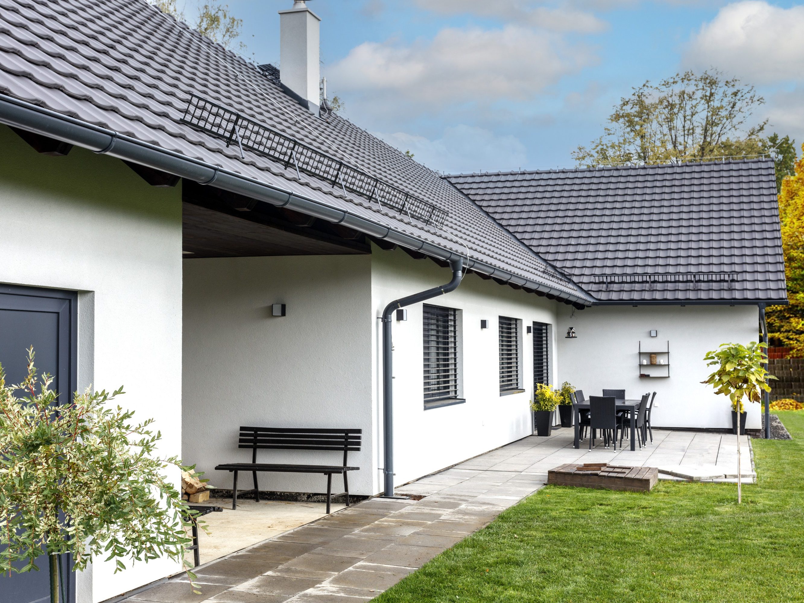 Reference rodinný dům Skalice 2020 - cihly Porotherm 38 T Profi, Porotherm 24 Profi, Porotherm 11,5 Profi, Porotherm 14 Profi a střešní tašky Tondach Stodo 12 engoba černá a lícové pásky Terca Pagus Grijs zwaart