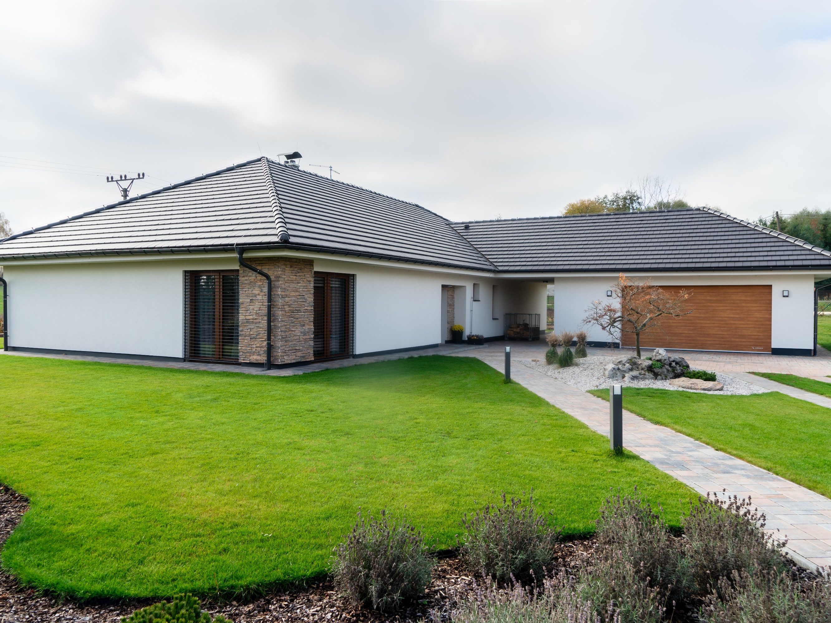 Reference rodinný dům Vroutek 2018 - střešní krytina Tondach Figaro 11 engoba černá & Zdivo Porotherm 38 Profi a Porotherm 25 AKU Z | Wienerberger