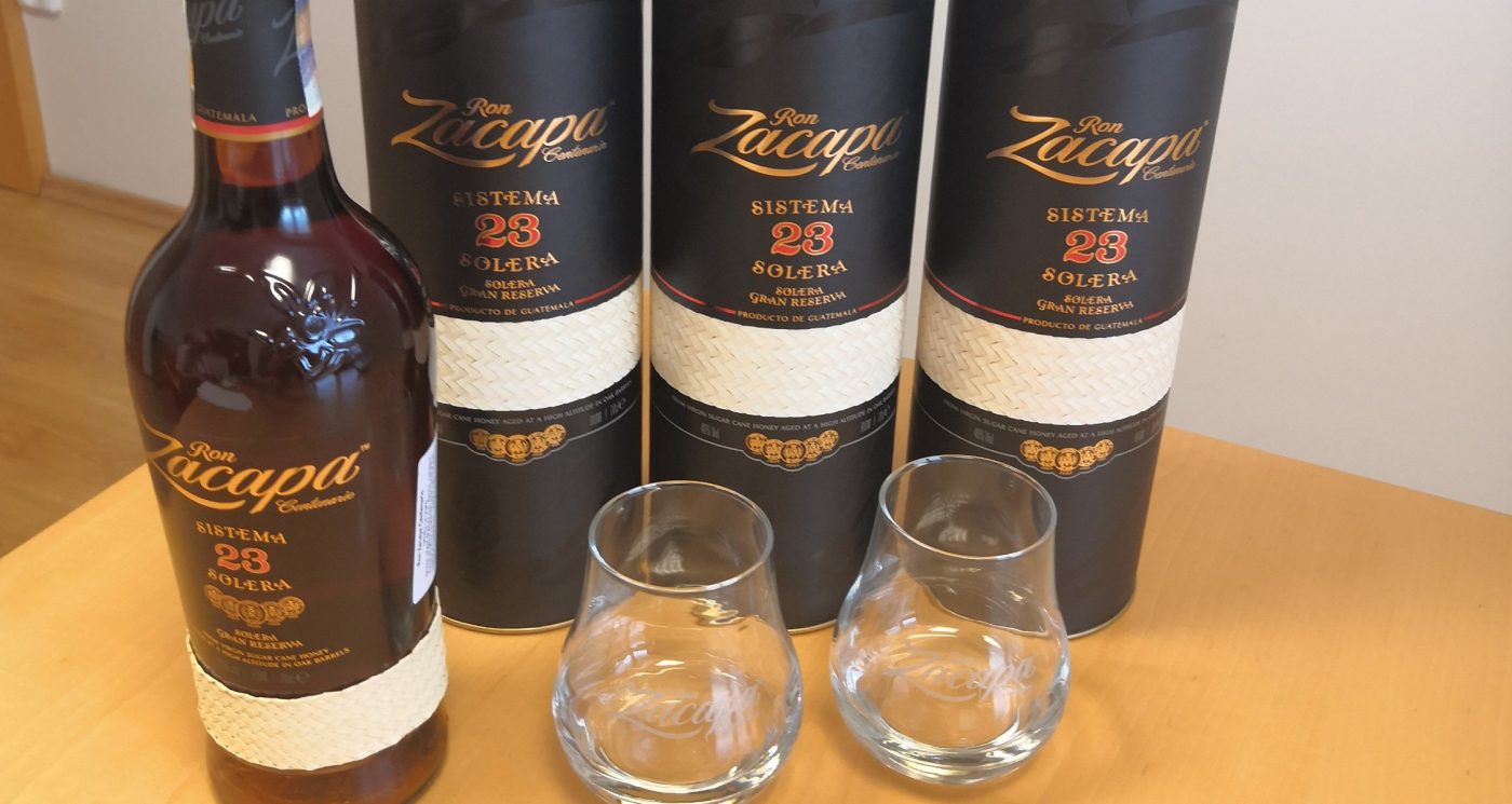 Rumy Zacapa se skleničkami na stole s čísly výherců | Soutěže pro pokrývače Tondach