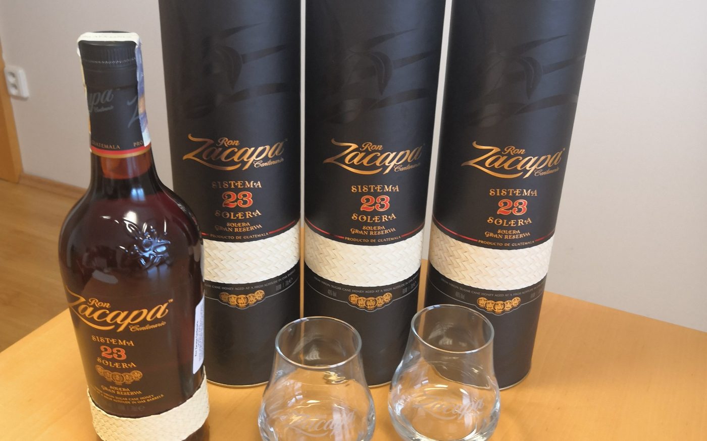Rumy Zacapa se skleničkami na stole s čísly výherců | Soutěže pro pokrývače Tondach