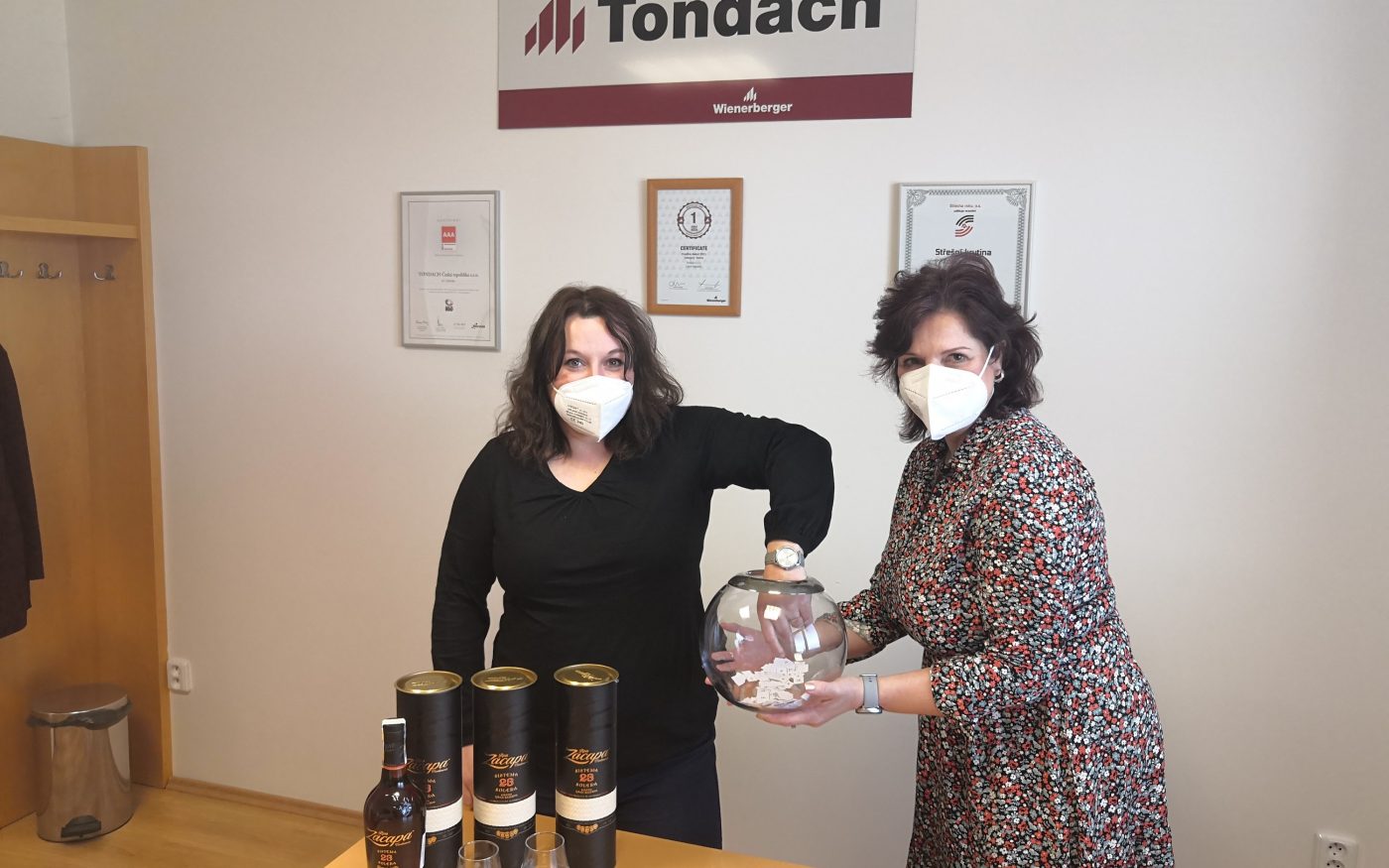 Dvě ženy losující výherce o 3 rumy Zacapa v soutěži pro pokrývače Tondach