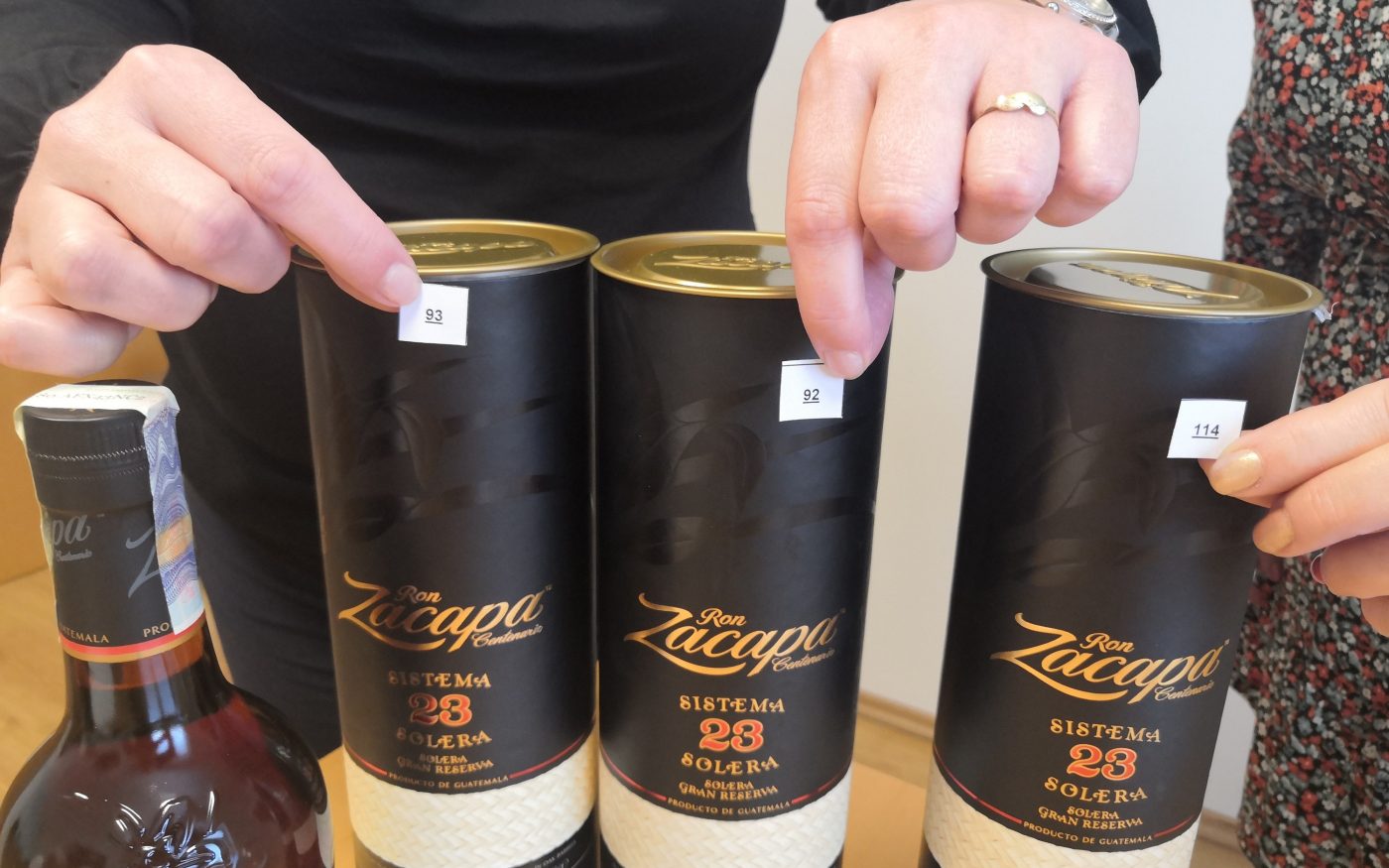 Rumy Zacapa na stole s čísly výherců v rukách losujících | Soutěže pro pokrývače Tondach