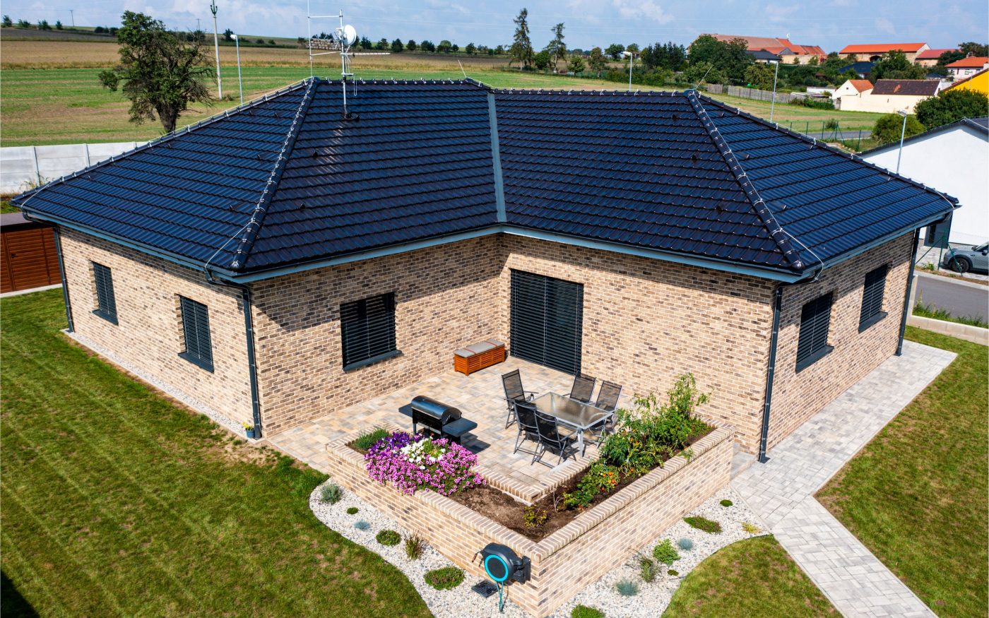 Rodinný dům Středočeský kraj 2022 - bricks Porotherm,  roof tiles Tondach, facing bricks Terca, concrete pavers Semmelrock - Porotherm 38 T Profi, Porotherm 19 AKU Profi, Porotherm 11,5 AKU Profi, Tondach Stodo 12 Břidlicově černá glazura, Terca pásek ABOTE, sv.béžová spárovačka, Semmelrock Citytop Elegant kombi, bíločerná