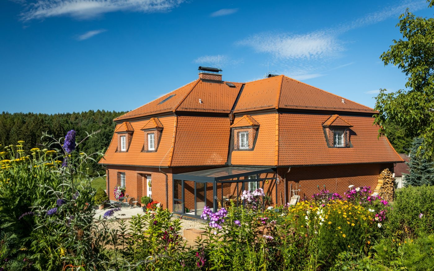 Reference rodinný dům Benešov 2019 - Porotherm 44 Profi -Tondach Stodo 12 černá Glazura | Wienerberger