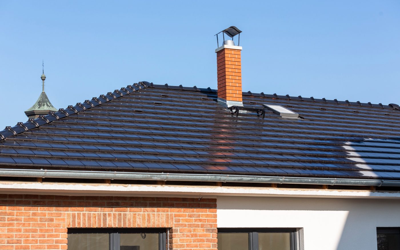 Reference rodinný dům Semice 2018 - střešní krytina Tondach Figaro 11 glazura Amadeus černá & lícová cihla Terca Pastorale | Wienerberger