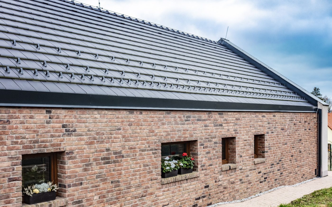 Reference rodinný dům Sázava 2018 - střešní krytina Tondach Figaro Deluxe glazura Amadeus šedá & Terca Kashtan | Wienerberger