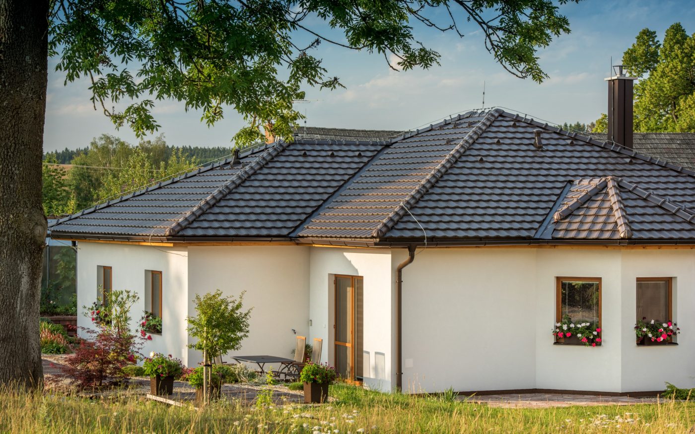 Reference rodinný dům Častrov 2019 - střešní krytina Tondach Stodo 12 engoba tmavě hnědá | Wienerberger
