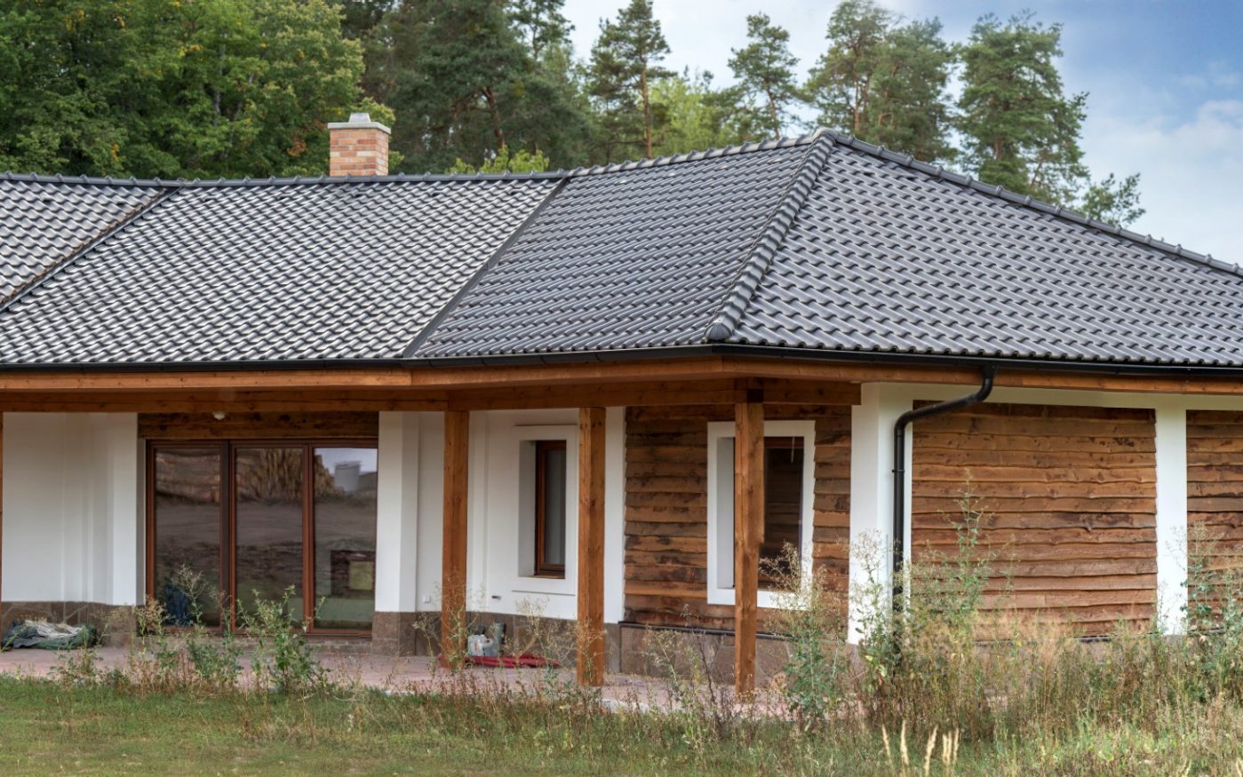 Reference rodinný dům Středočeský kraj 2019 - střešní krytina Tondach Samba 11 engoba černá | Wienerberger