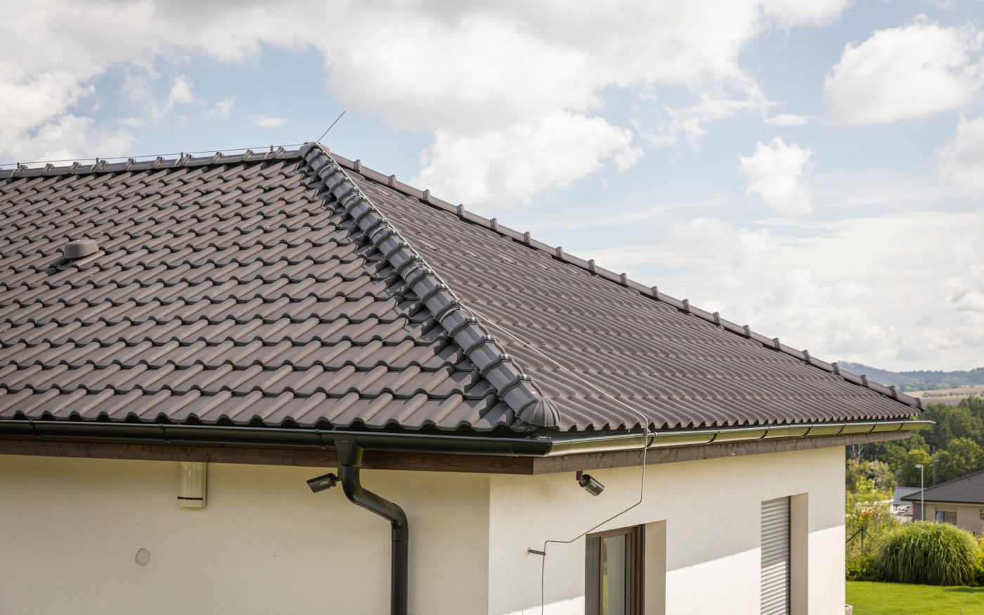 Reference rodinný dům Benešov 2015 - střešní krytina Tondach Samba 11 glazura Amadeus černá & Lícové cihly Terca Blue Velvet | Wienerberger